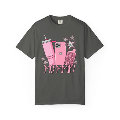 💖 “Mommin’ Ain’t Easy” Tee – Stanley in Hand, iPhone on Lock, and Vibes Only 💋