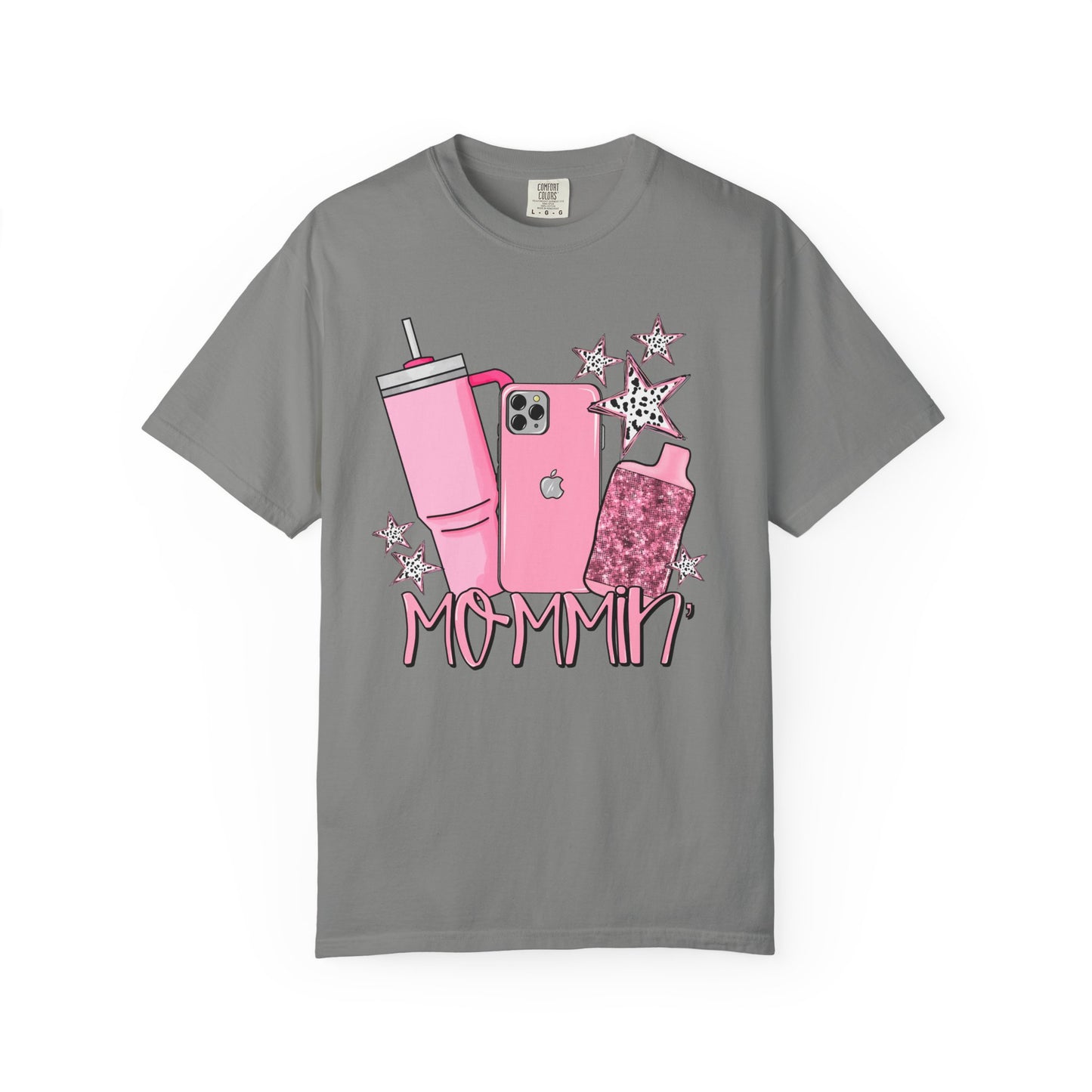 💖 “Mommin’ Ain’t Easy” Tee – Stanley in Hand, iPhone on Lock, and Vibes Only 💋