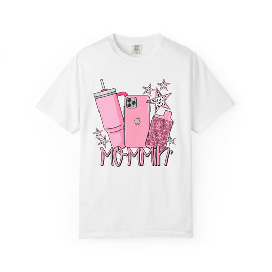 💖 “Mommin’ Ain’t Easy” Tee – Stanley in Hand, iPhone on Lock, and Vibes Only 💋