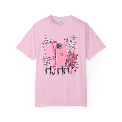 💖 “Mommin’ Ain’t Easy” Tee – Stanley in Hand, iPhone on Lock, and Vibes Only 💋