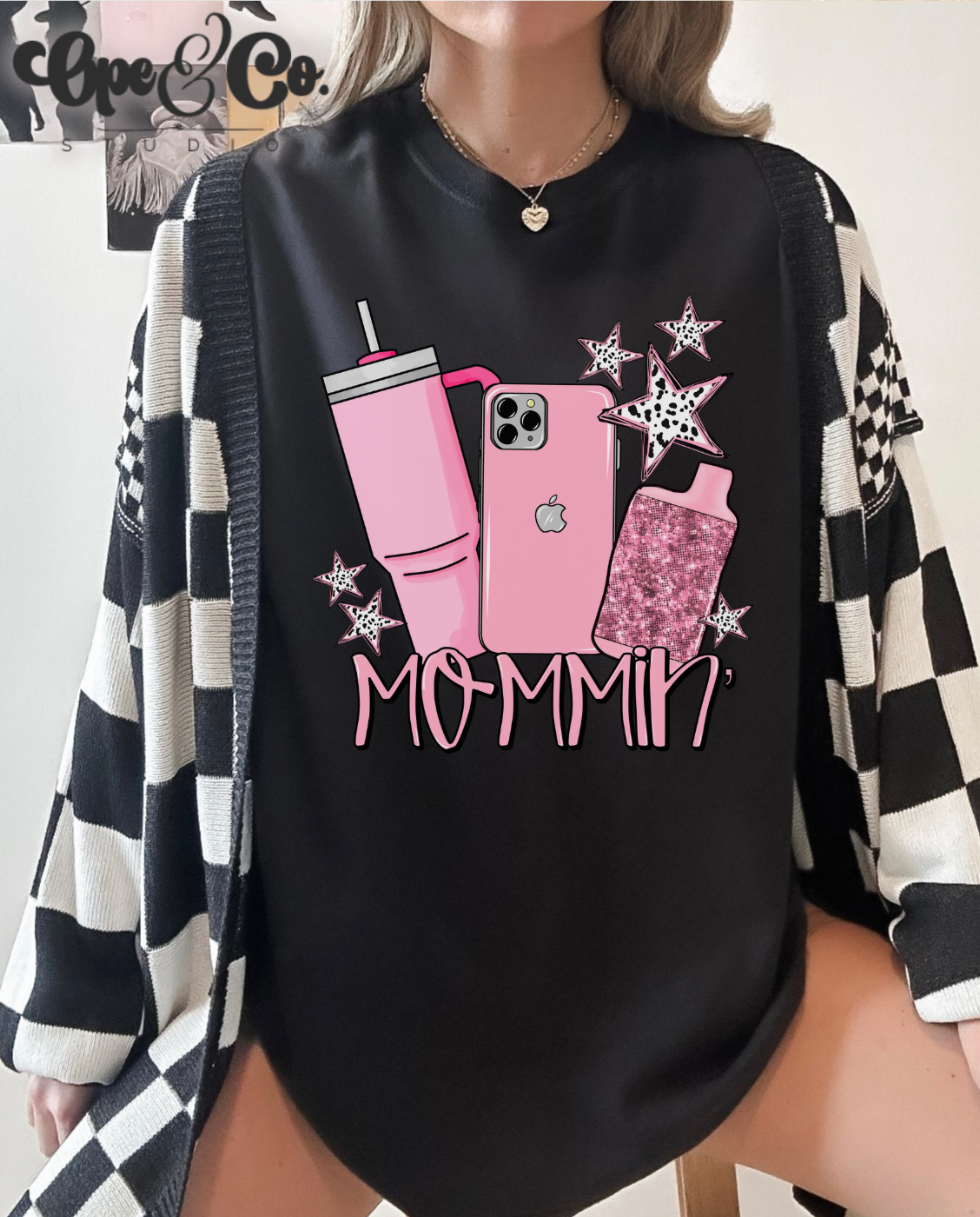💖 “Mommin’ Ain’t Easy” Tee – Stanley in Hand, iPhone on Lock, and Vibes Only 💋