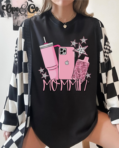 💖 “Mommin’ Ain’t Easy” Tee – Stanley in Hand, iPhone on Lock, and Vibes Only 💋