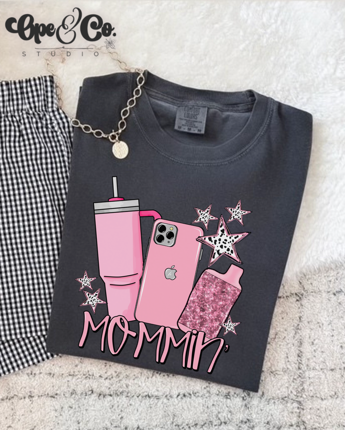 💖 “Mommin’ Ain’t Easy” Tee – Stanley in Hand, iPhone on Lock, and Vibes Only 💋