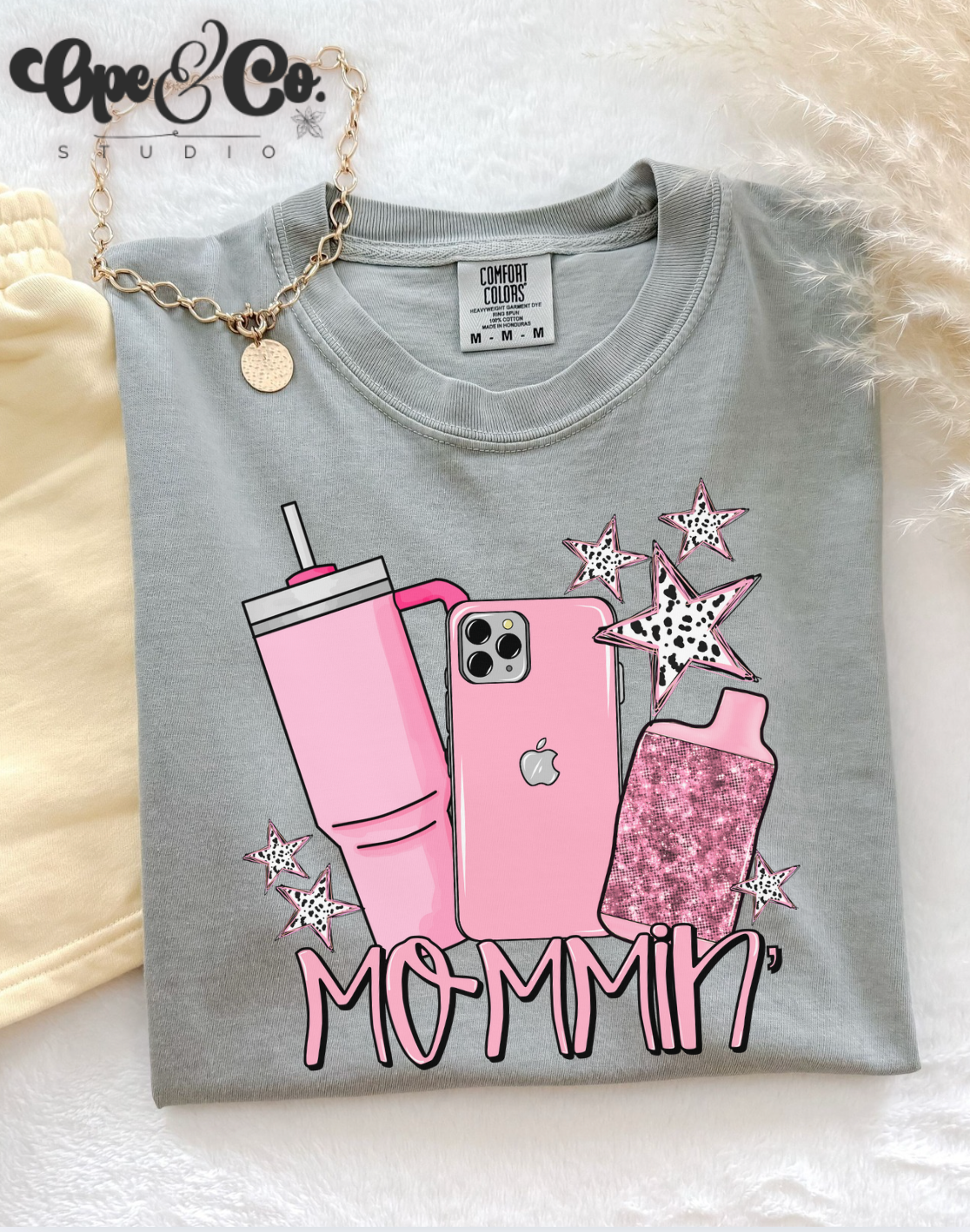 💖 “Mommin’ Ain’t Easy” Tee – Stanley in Hand, iPhone on Lock, and Vibes Only 💋
