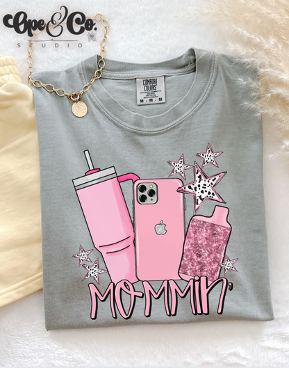 💖 “Mommin’ Ain’t Easy” Tee – Stanley in Hand, iPhone on Lock, and Vibes Only 💋