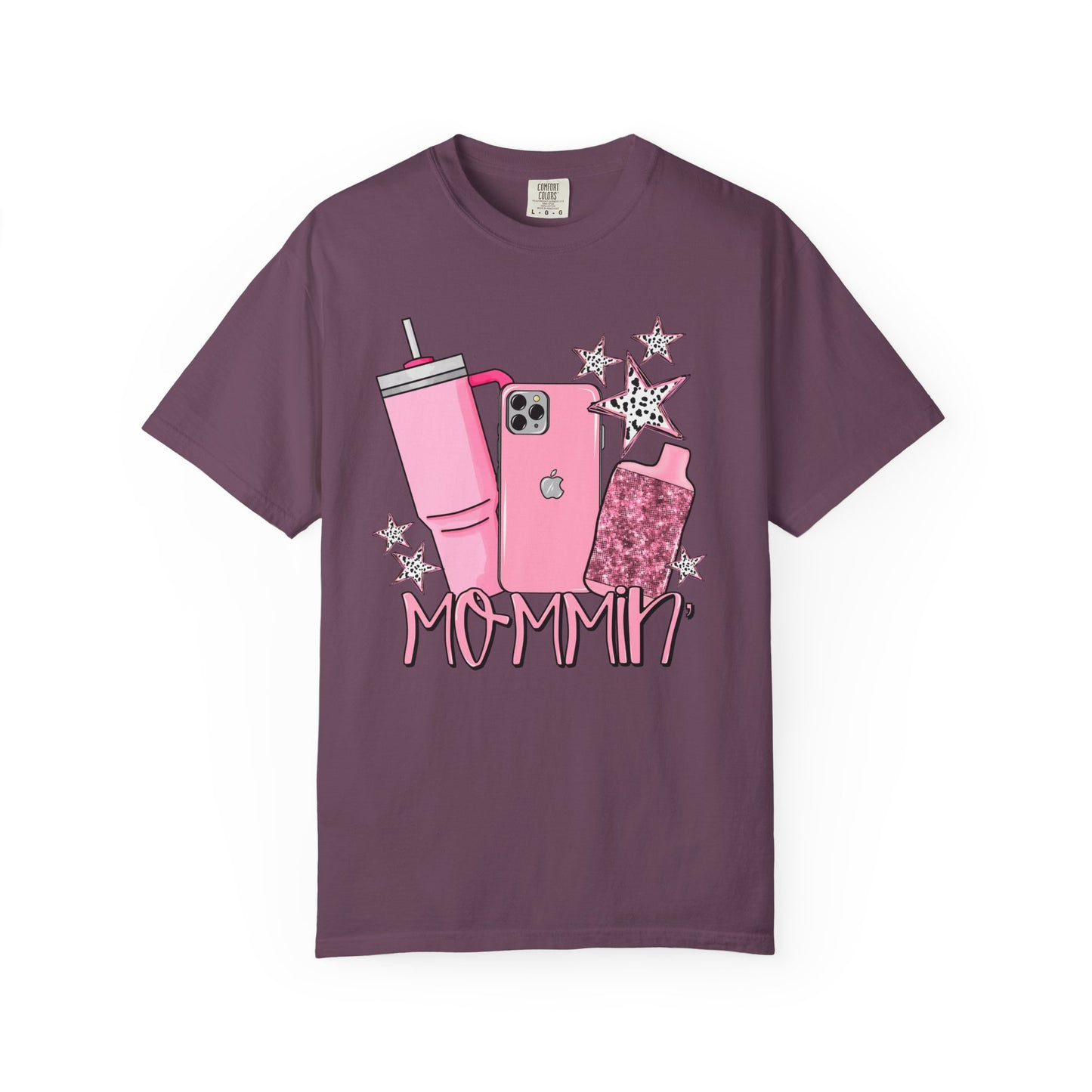 💖 “Mommin’ Ain’t Easy” Tee – Stanley in Hand, iPhone on Lock, and Vibes Only 💋