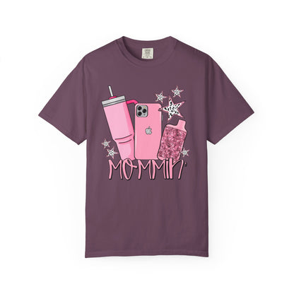 💖 “Mommin’ Ain’t Easy” Tee – Stanley in Hand, iPhone on Lock, and Vibes Only 💋